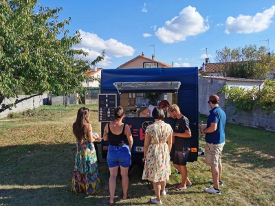 Le ice truck en mode évenementiel dans un jardin avec des gens autour
