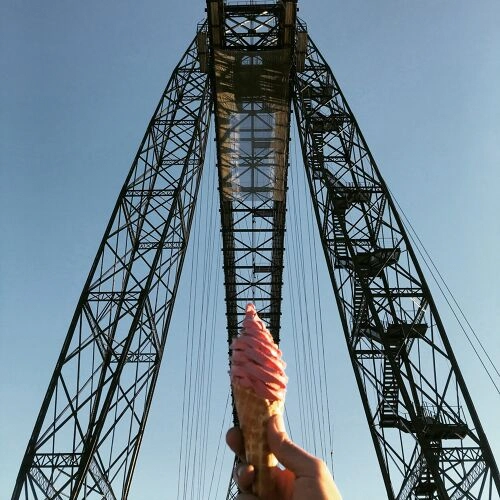 Jeu graphique d'une glace centrée au tablier du pont transbordeur