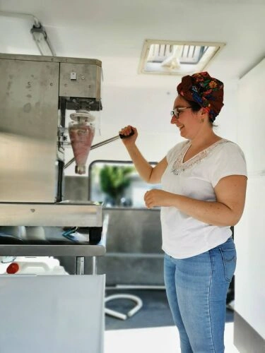 Artisan de profil realisant une glace