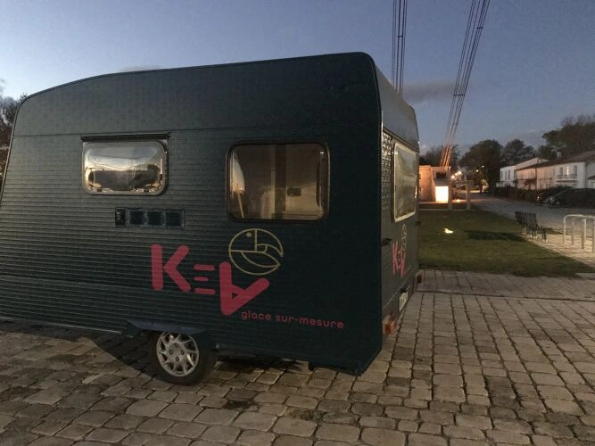 IceTruck de nuit sous fond de massif d'encrage lumineux